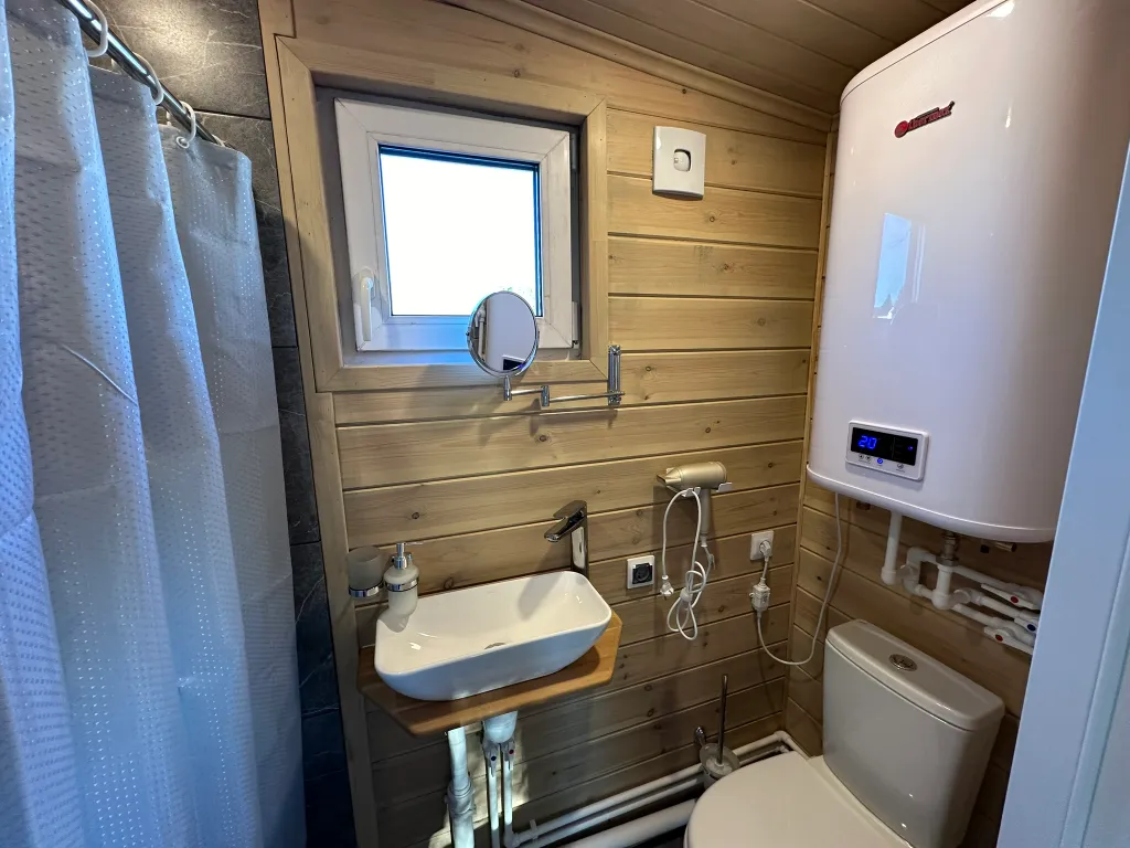 Современный дом на самом берегу реки