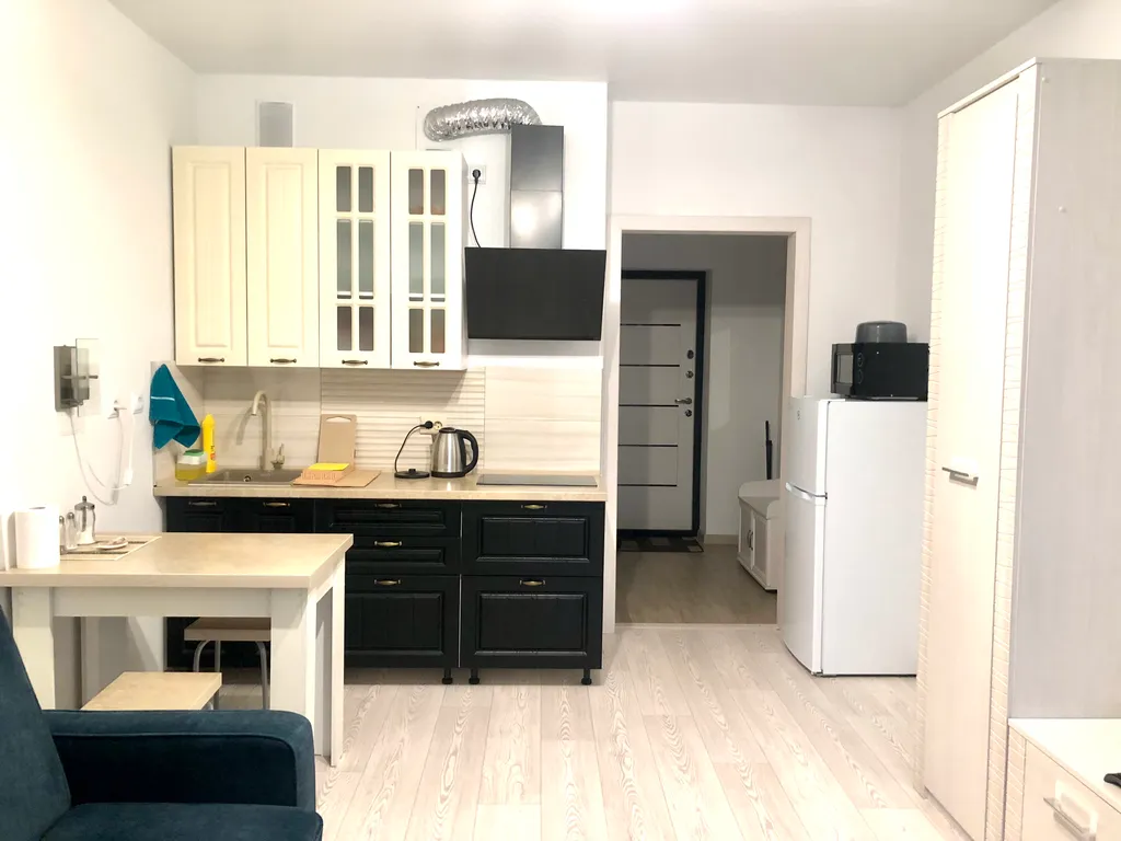 Светлая уютная студия в новом доме с новой мебелью