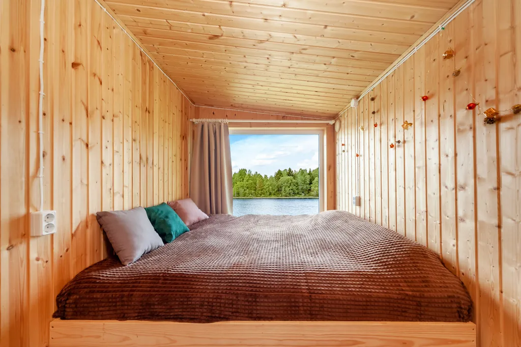 Домик с панорамным окном на берегу озера