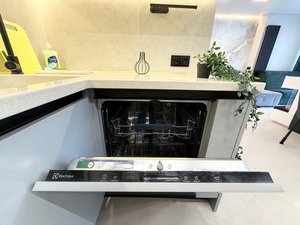 Квартира с большой кухней-гостиной, камином и панорамным видом