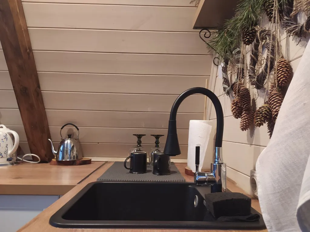 Лесной домик a-frame с террасой на холме, среди высоченных елей и берез