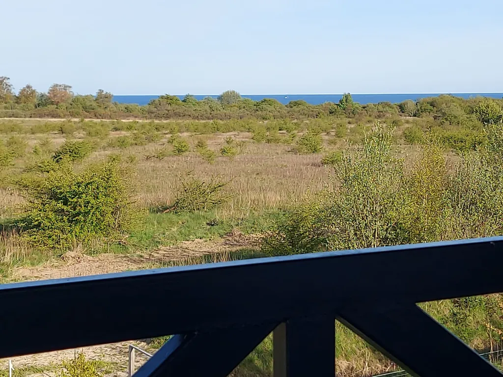 Дом с видом на море и отдельно стоящей баней.