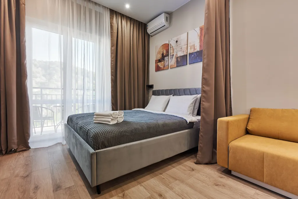 Студия для трех гостей