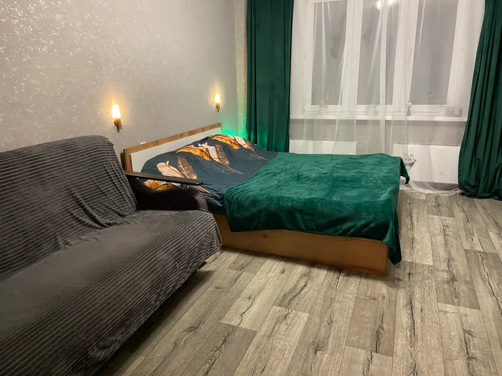 Просторная изумрудная квартирка