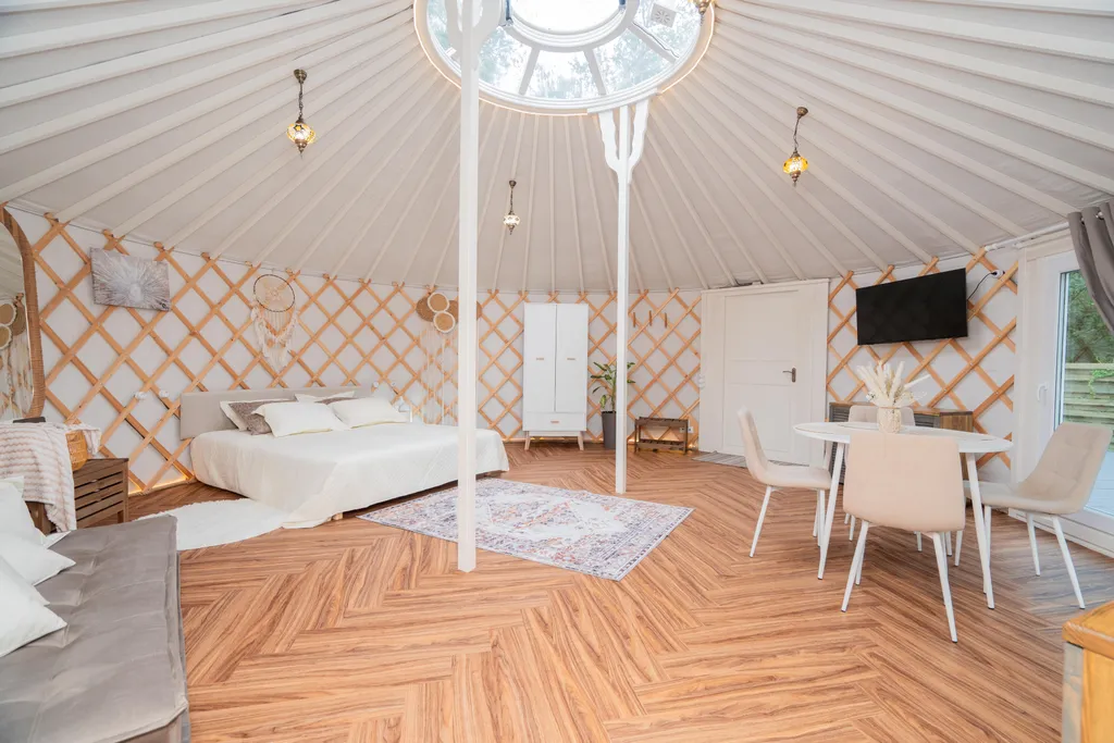 Глэмпинг с большой террасой в лесу