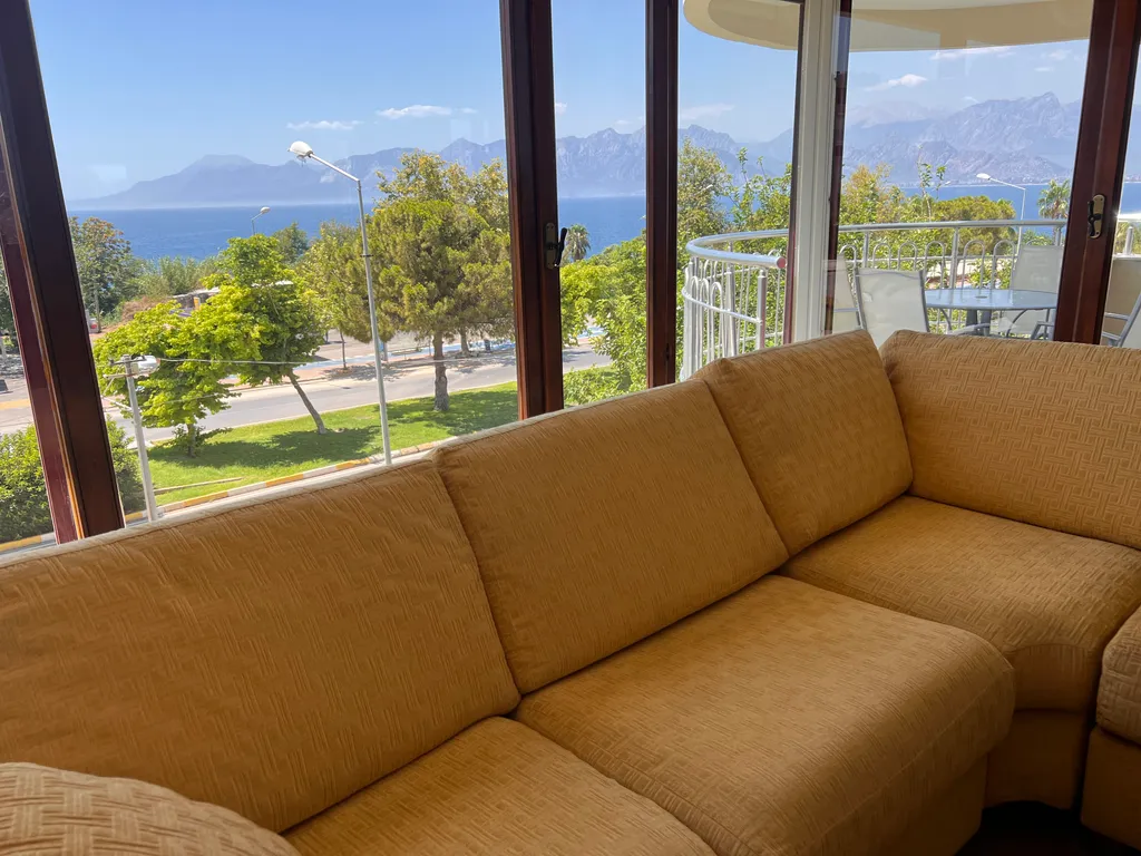 Spacious luxury waterfront flat