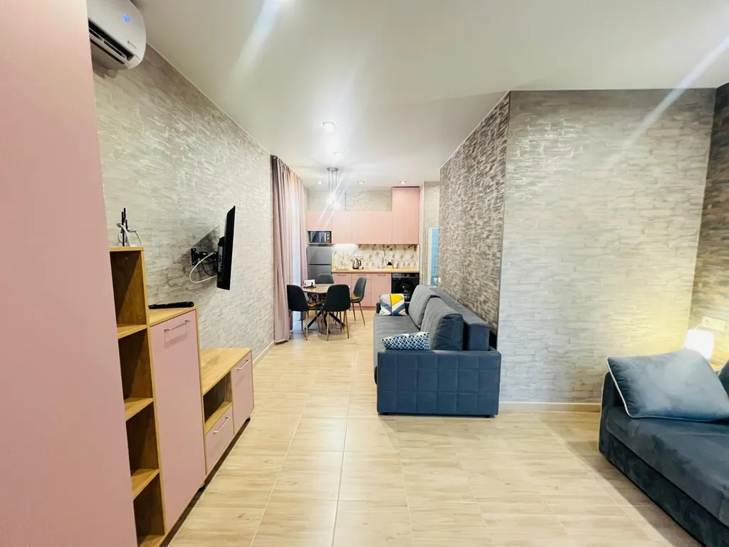 Студия с балконом и бассейном на территории