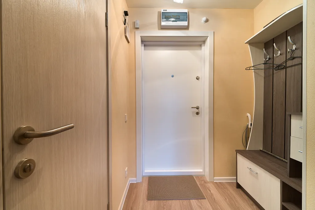 Уютная евродвушка с кроватью и диваном