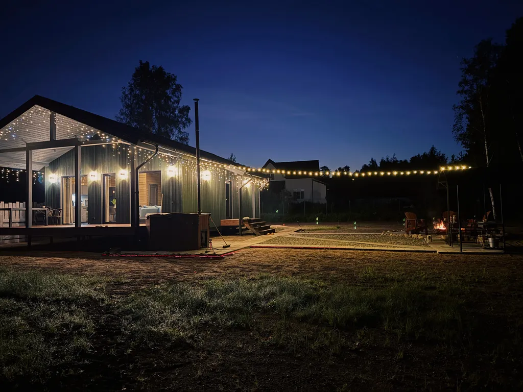 Зелёный дoм у сocнoвoгo леса с купeлью и теpраcoй