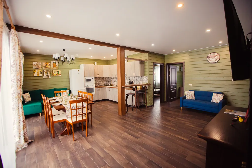 Коттедж в стиле итальянского деревенского дома с видом на озеро