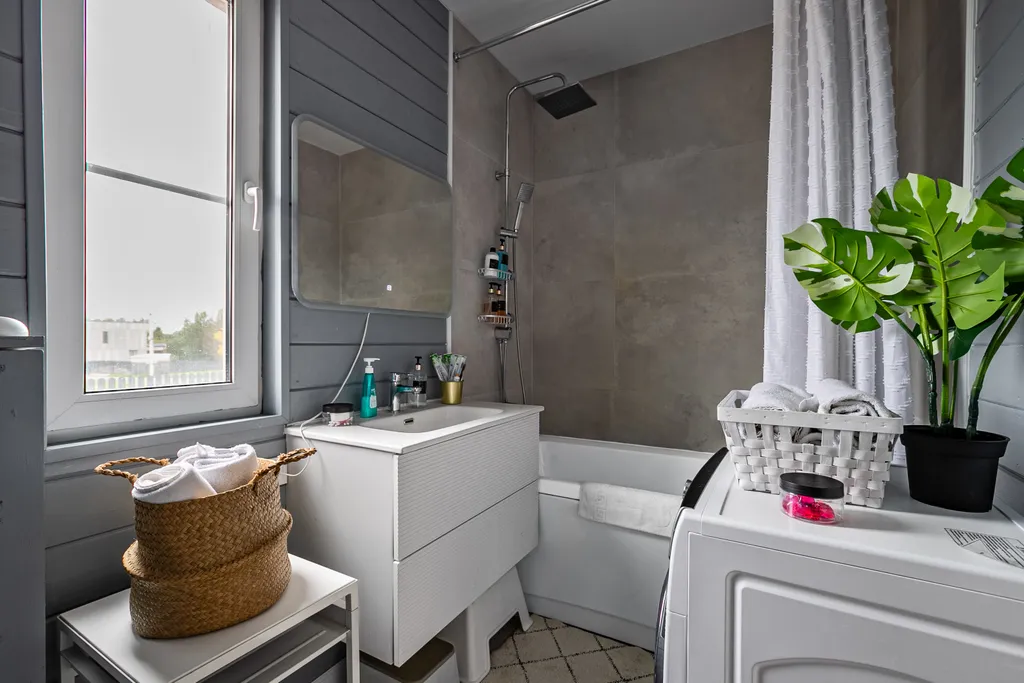 3 больших спальни и с/у с ванной, огромная кухня гостиная white house