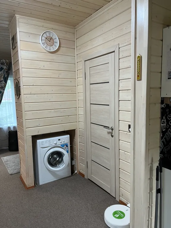 Дом и баня у скалы