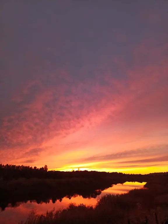 Домик в деревне на берегу реки