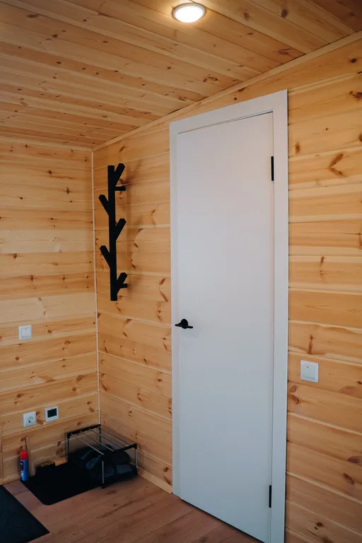 Дом с панорамными окнами с видом на лес