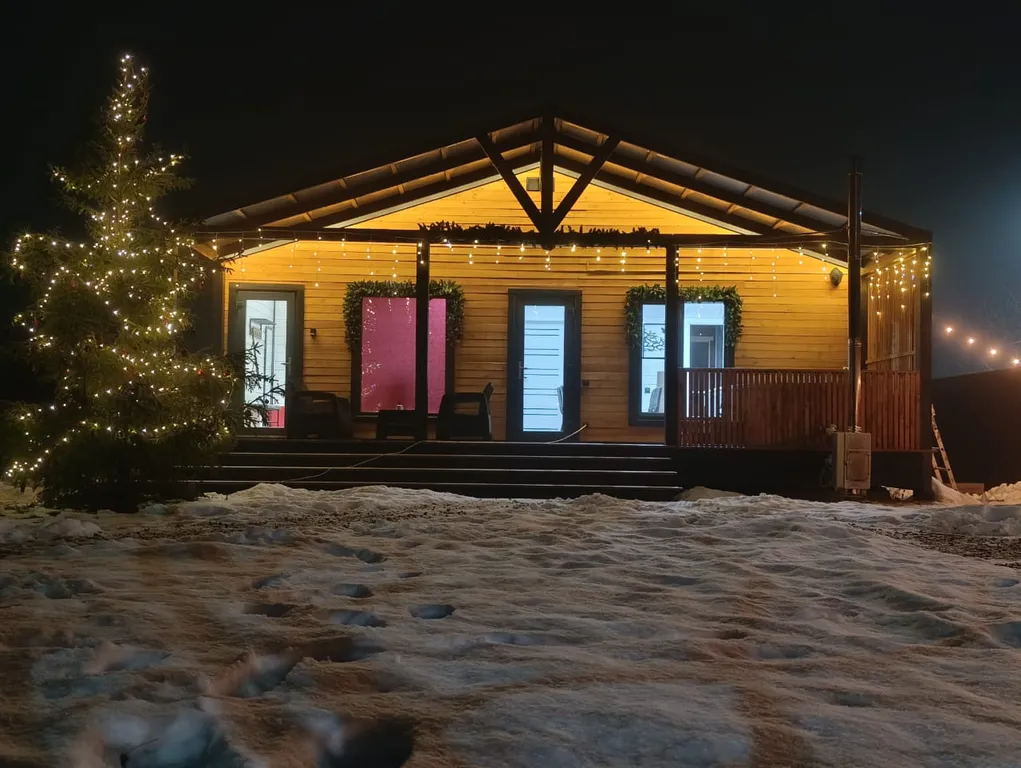 Дом с сауной, включена в стоимость, и горячей купелью на террасе