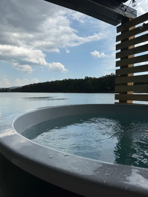 Зеркальный дом на воде