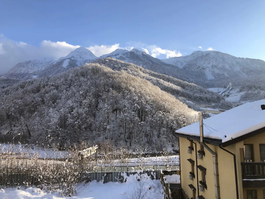 Хаски Дом со 2м уровнем видом на горы и балконом