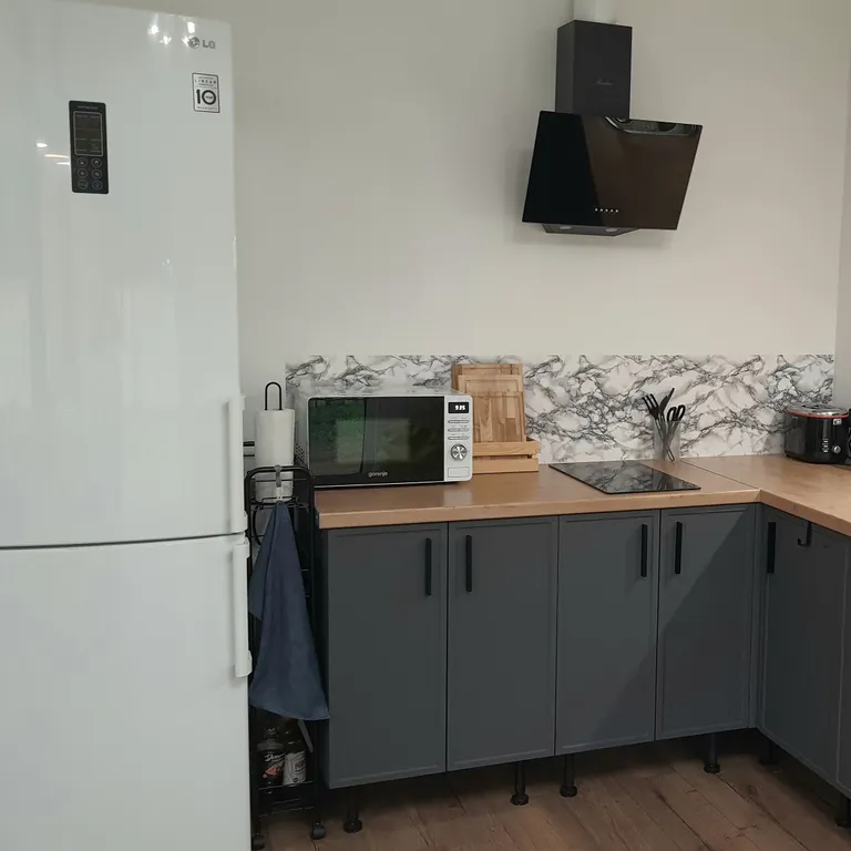 Домик под соснами