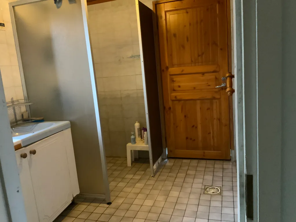 Уютный дом с камином рядом с центром