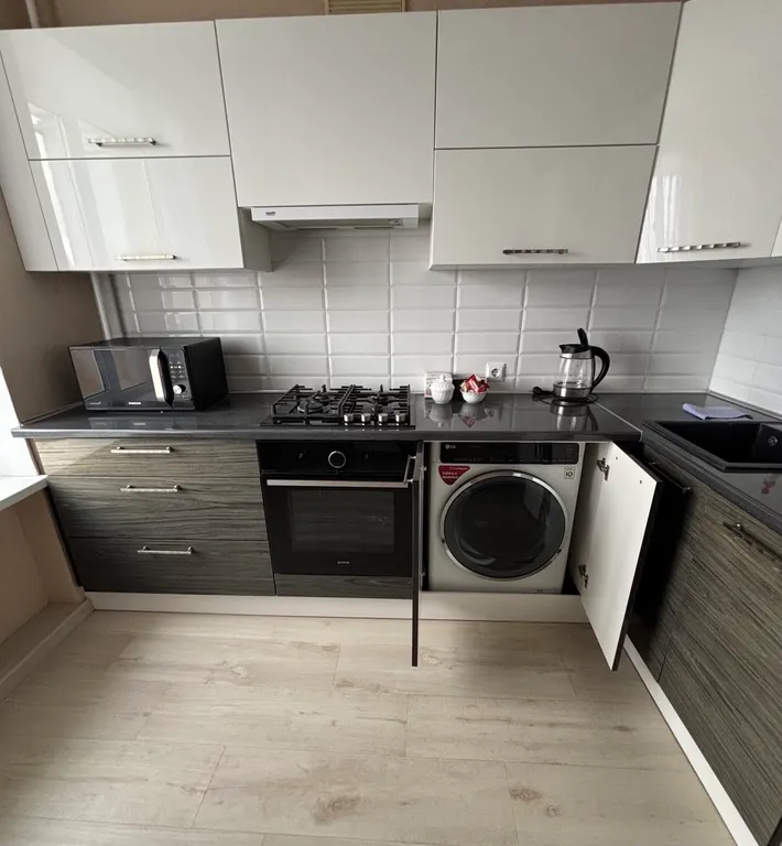 Светлая двухкомнатаная квартира с дизайнерским ремонтом рядом с центром города