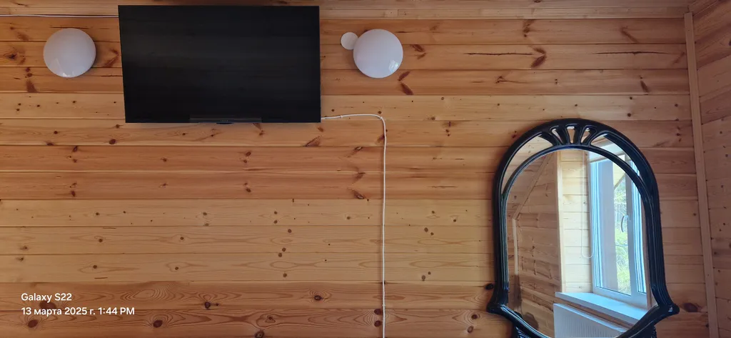 Отдельный дом на краю леса на берегу озера