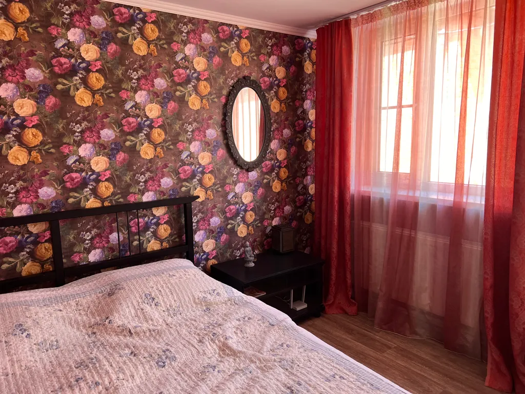 Дом с парковкой во дворе