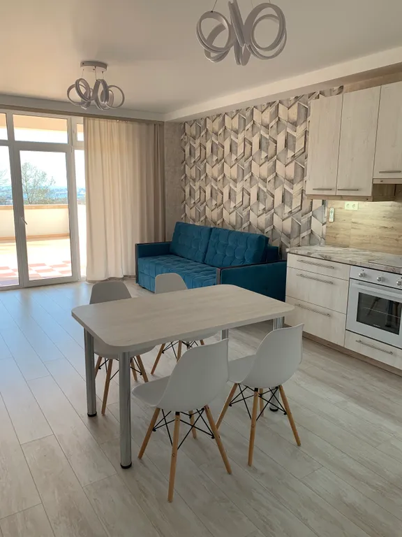 Новые апартаменты c террасой и видом на город и море