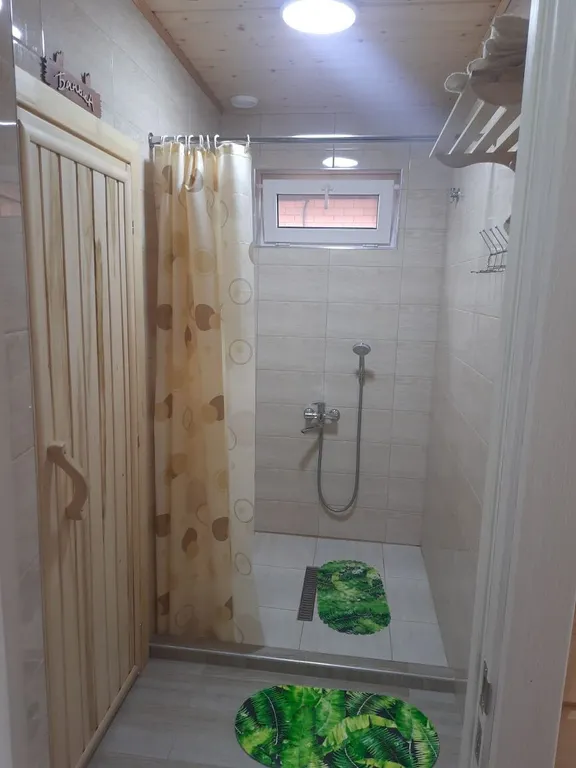 Домик для отдыха с банькой и теплым бассейном