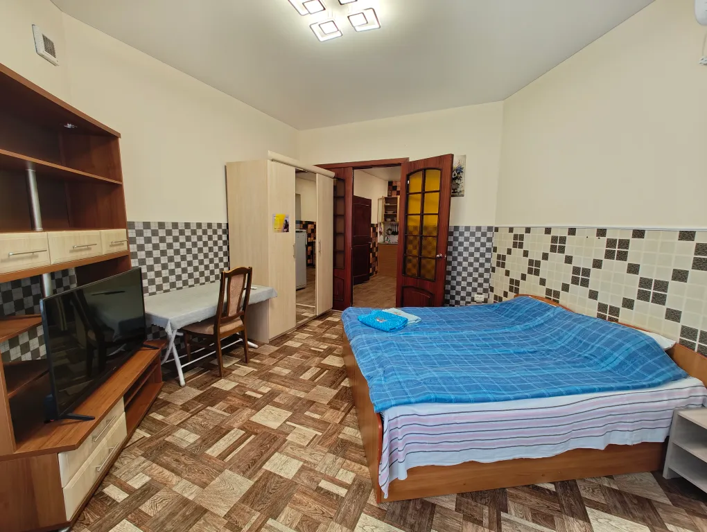 Большая двухкомнатная квартира в центре — аренда посуточно в Керчь