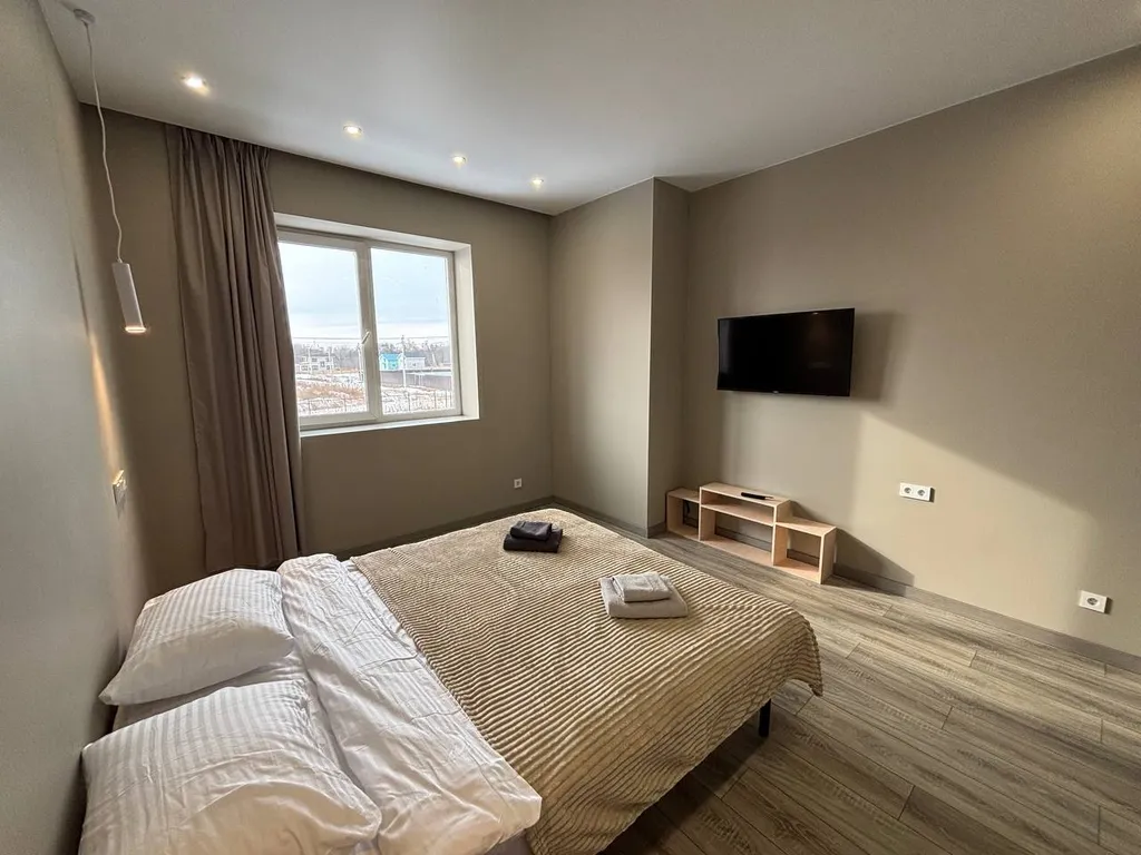 Просторный дом с собственной территорией и настоящим камином