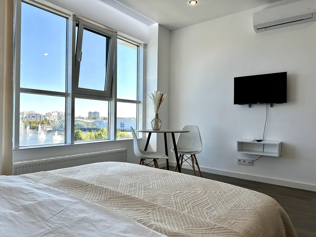 Студия с шикарным панорамным видом на набережную и реку Свияга