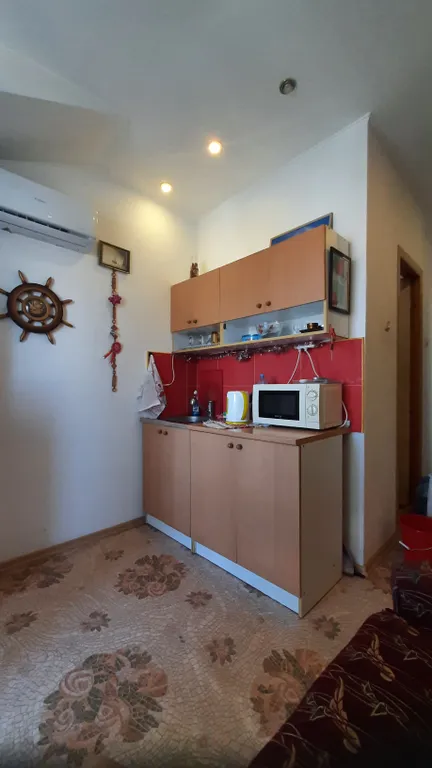 Студия на причале с видом на яхты  и чаек