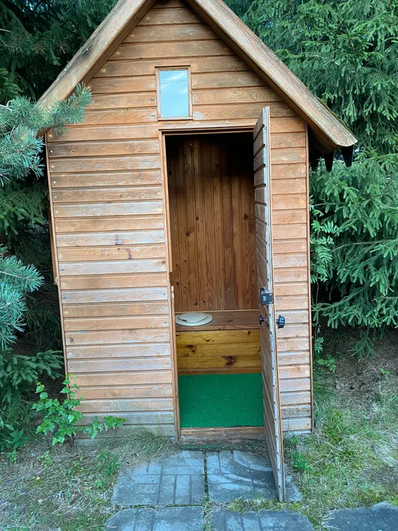 Дом на живописном берегу реки в деревне Пачеболка