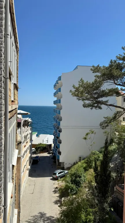 Студия с балконом у моря есть мангал