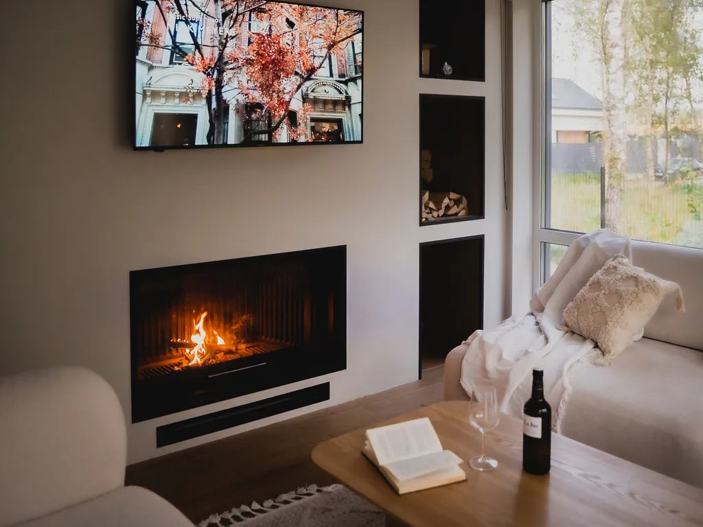 Новый стильный дом с зоной SPA, камином и красивым садом у леса