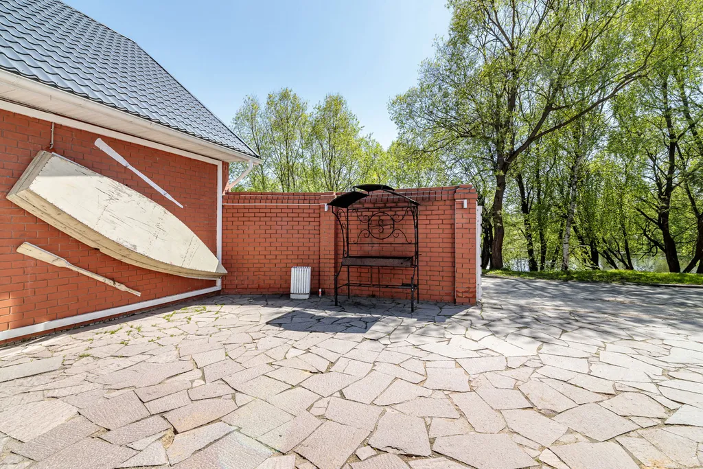 Совершенно новый дом на берегу озера с верандой и русской баней