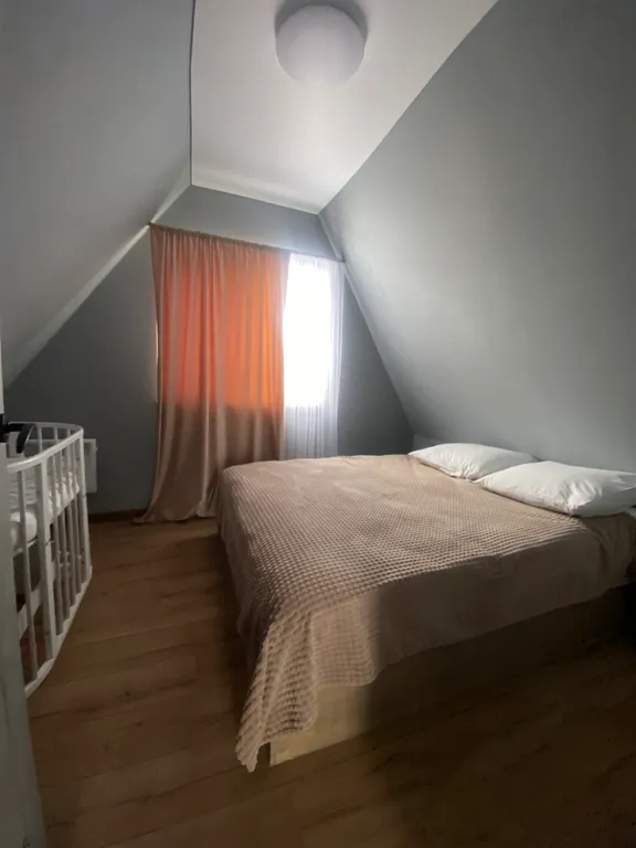 Дом на озере с бассейном