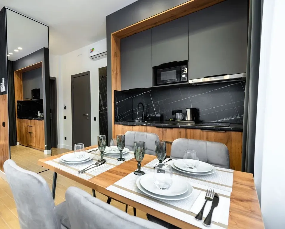 Номер с дизайнерским ремонтом и кухонной зоной