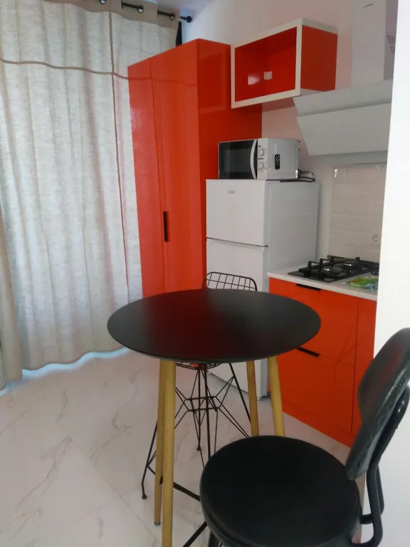 Дизайн-студия со стеклянной спальней