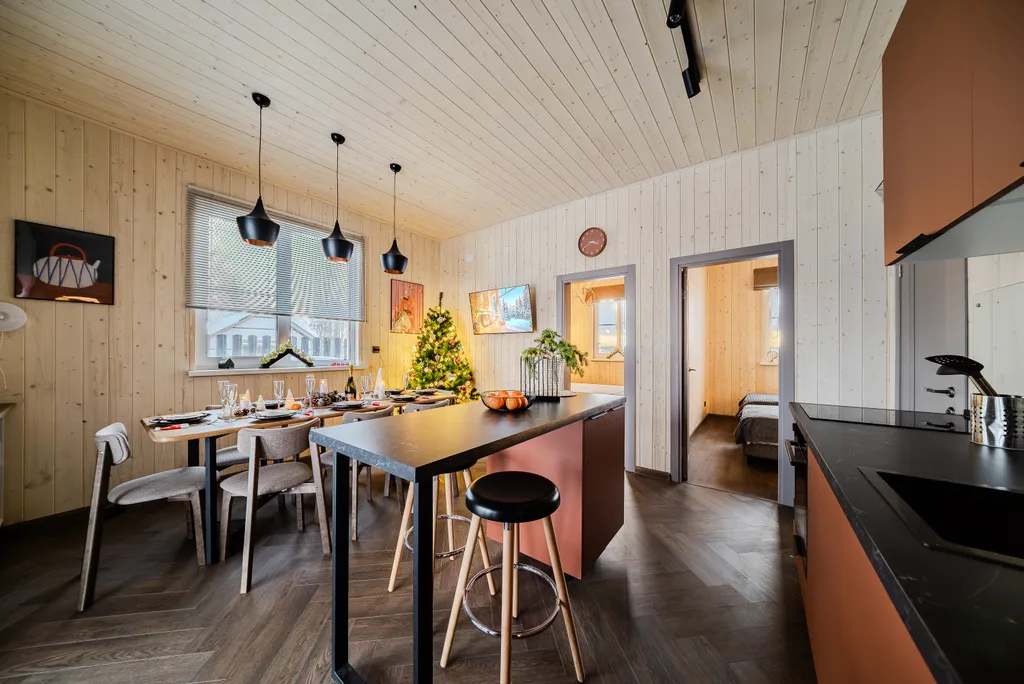 Новый дом с большим столом, кинотеатром, баней