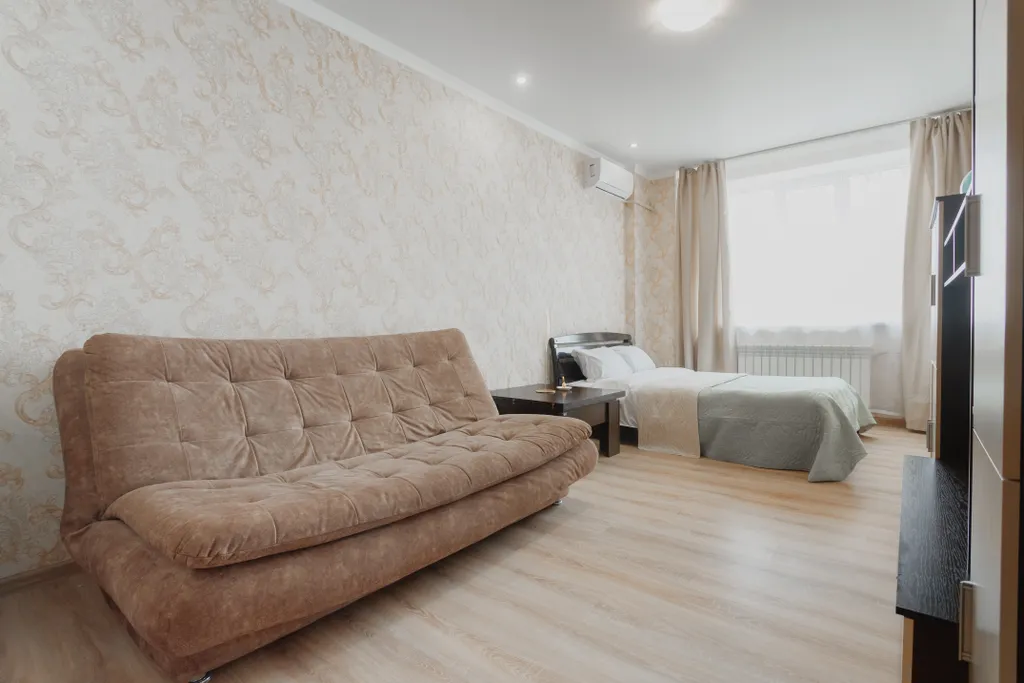 Большая квартира с раздельными комнатами и кухней