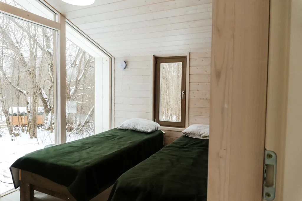 Дом с панорамными окнами в окружении леса