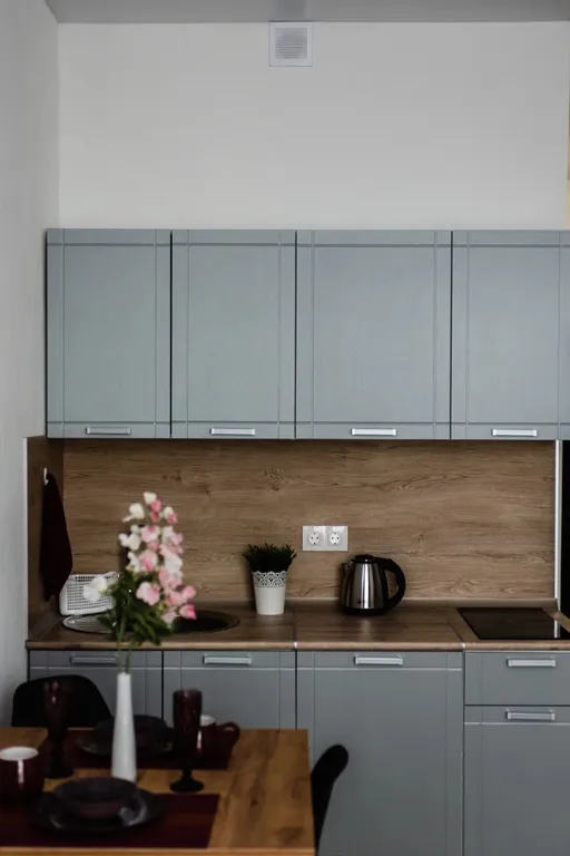 Новая просторная дизайнерская квартира с высокими потолками