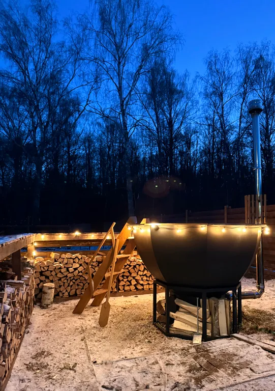 Дом с просторной террасой у леса