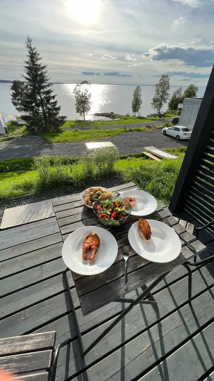 Студия с панорамными окнами с видом на озеро