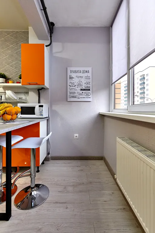 Апартаменты Оранж с диваном в кухне-гостиной