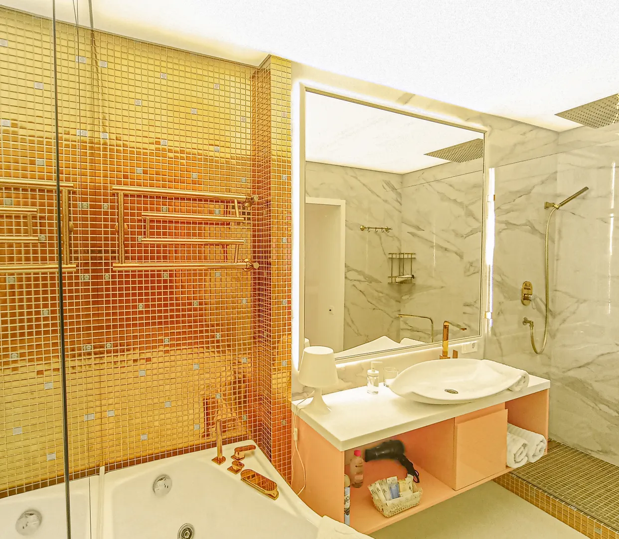 Белый мрамор и золотая мозаика Versace. Большая ванная комната - 7 кв.метров.