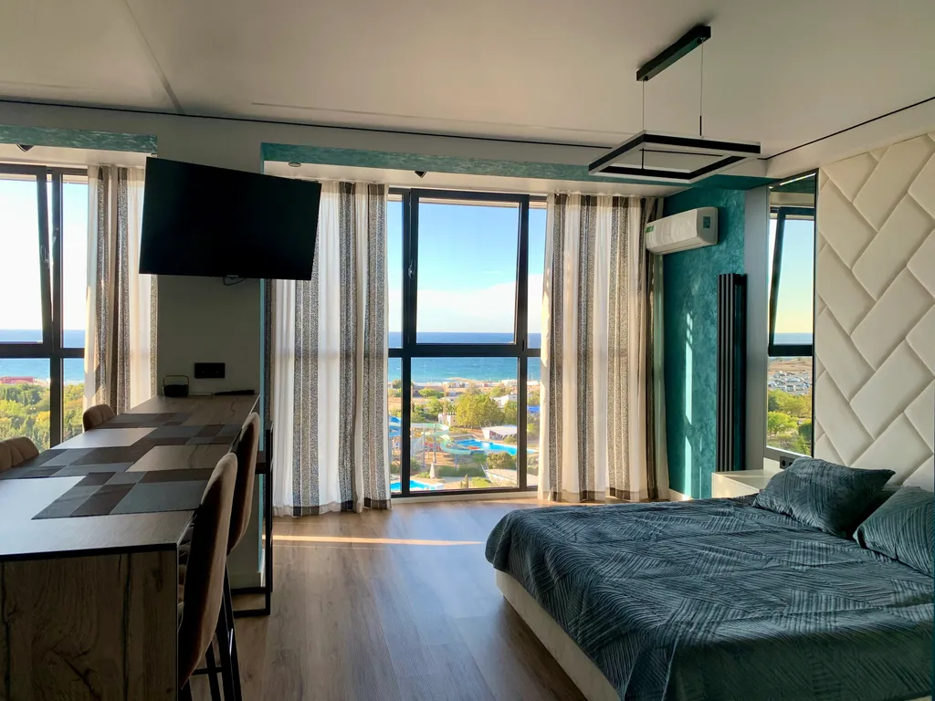 Элитная квартира с панорамным окнами витражами с видом на море