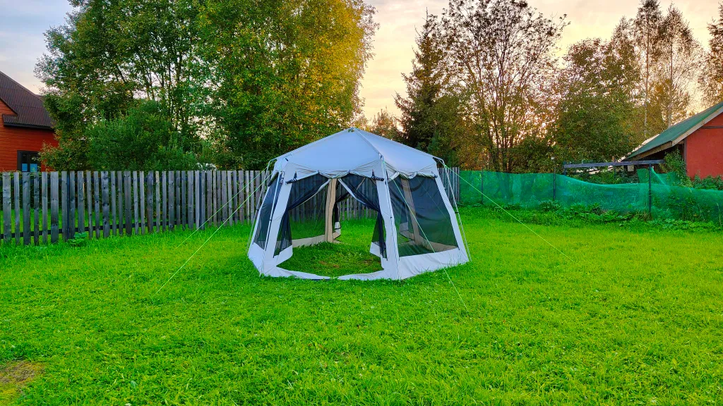 Коттедж у пруда