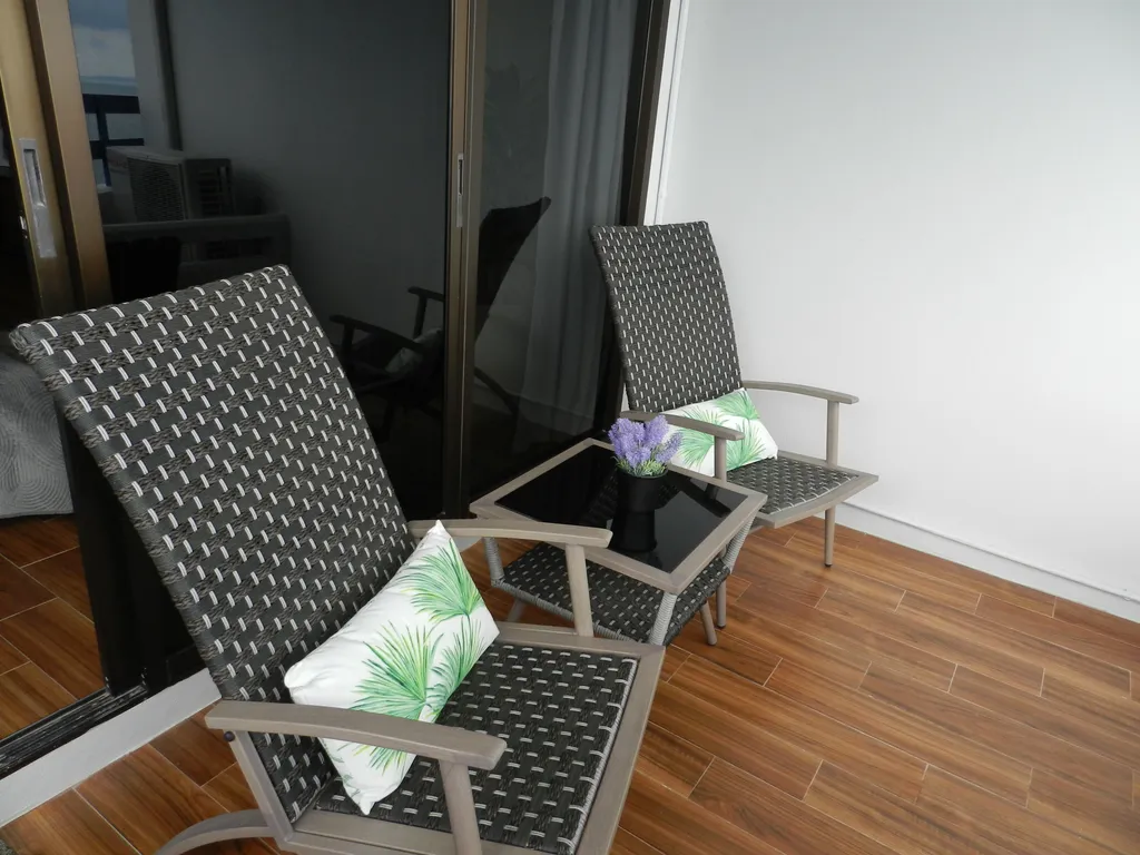 Студия с фронтальным видом на море